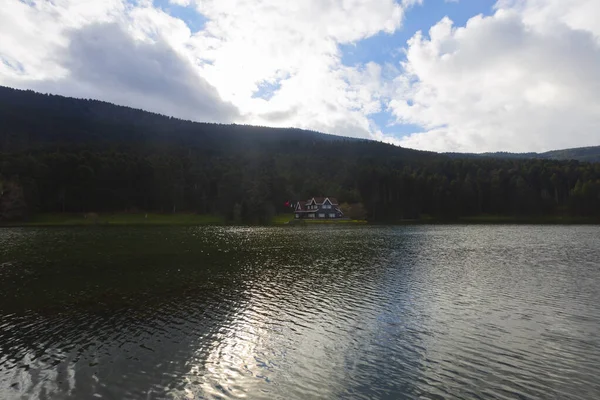 Parque Natural Montañoso Con Lago Bosques Rutas Senderismo Áreas Picnic —  Fotos de Stock