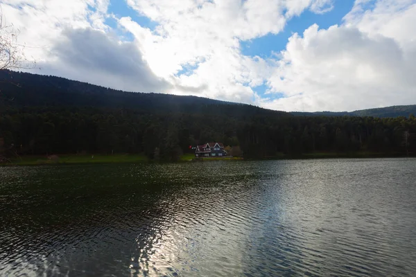 Parque Natural Montanhoso Com Lago Florestas Trilhas Para Caminhadas Áreas — Fotografia de Stock