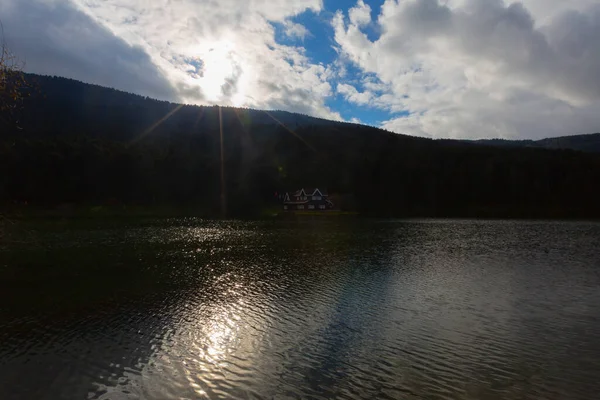 Parco Naturale Montuoso Con Lago Boschi Sentieri Escursionistici Aree Pic — Foto Stock