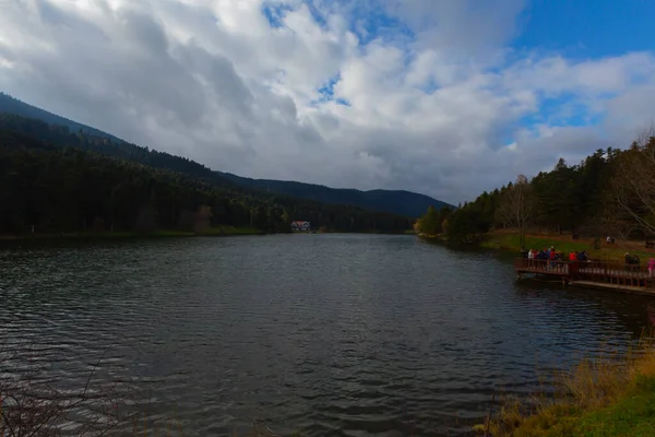 一个有湖泊 远足小径和野餐区的山地自然公园 — 图库照片