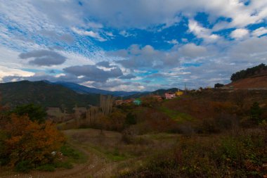 Gynk, Bolu 'nun büyüleyici bölge; Anadolu' nun eski evleri, yeşil doğası, kaplıcaları ve lezzetli mutfağıyla ziyaretçilerin sıcaklığını hissetmesini sağlar..