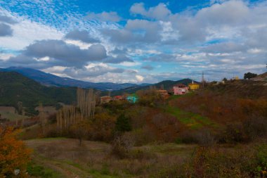 Gynk, Bolu 'nun büyüleyici bölge; Anadolu' nun eski evleri, yeşil doğası, kaplıcaları ve lezzetli mutfağıyla ziyaretçilerin sıcaklığını hissetmesini sağlar..
