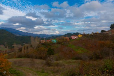 Gynk, Bolu 'nun büyüleyici bölge; Anadolu' nun eski evleri, yeşil doğası, kaplıcaları ve lezzetli mutfağıyla ziyaretçilerin sıcaklığını hissetmesini sağlar..