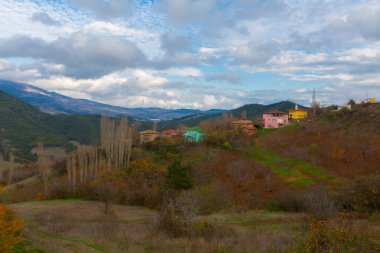 Gynk, Bolu 'nun büyüleyici bölge; Anadolu' nun eski evleri, yeşil doğası, kaplıcaları ve lezzetli mutfağıyla ziyaretçilerin sıcaklığını hissetmesini sağlar..