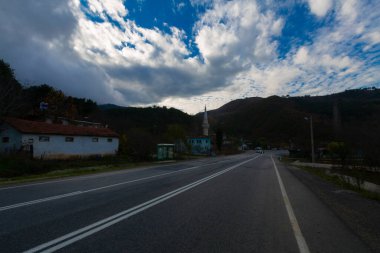 Gynk, Bolu 'nun büyüleyici bölge; Anadolu' nun eski evleri, yeşil doğası, kaplıcaları ve lezzetli mutfağıyla ziyaretçilerin sıcaklığını hissetmesini sağlar..