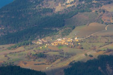 Gynk, Bolu 'nun büyüleyici bölge; Anadolu' nun eski evleri, yeşil doğası, kaplıcaları ve lezzetli mutfağıyla ziyaretçilerin sıcaklığını hissetmesini sağlar..