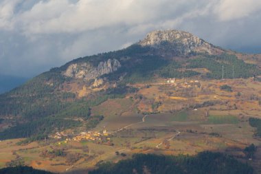 Gynk, Bolu 'nun büyüleyici bölge; Anadolu' nun eski evleri, yeşil doğası, kaplıcaları ve lezzetli mutfağıyla ziyaretçilerin sıcaklığını hissetmesini sağlar..