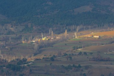 Gynk, Bolu 'nun büyüleyici bölge; Anadolu' nun eski evleri, yeşil doğası, kaplıcaları ve lezzetli mutfağıyla ziyaretçilerin sıcaklığını hissetmesini sağlar..