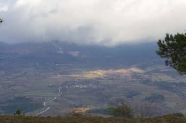 Gynk, Bolu 'nun büyüleyici bölge; Anadolu' nun eski evleri, yeşil doğası, kaplıcaları ve lezzetli mutfağıyla ziyaretçilerin sıcaklığını hissetmesini sağlar..