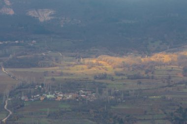 Gynk, Bolu 'nun büyüleyici bölge; Anadolu' nun eski evleri, yeşil doğası, kaplıcaları ve lezzetli mutfağıyla ziyaretçilerin sıcaklığını hissetmesini sağlar..