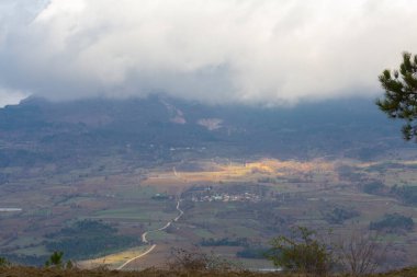 Gynk, Bolu 'nun büyüleyici bölge; Anadolu' nun eski evleri, yeşil doğası, kaplıcaları ve lezzetli mutfağıyla ziyaretçilerin sıcaklığını hissetmesini sağlar..