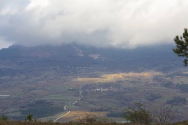 Gynk, Bolu 'nun büyüleyici bölge; Anadolu' nun eski evleri, yeşil doğası, kaplıcaları ve lezzetli mutfağıyla ziyaretçilerin sıcaklığını hissetmesini sağlar..