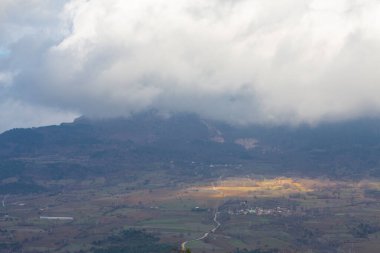 Gynk, Bolu 'nun büyüleyici bölge; Anadolu' nun eski evleri, yeşil doğası, kaplıcaları ve lezzetli mutfağıyla ziyaretçilerin sıcaklığını hissetmesini sağlar..