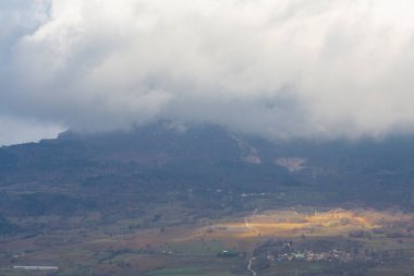 Gynk, Bolu 'nun büyüleyici bölge; Anadolu' nun eski evleri, yeşil doğası, kaplıcaları ve lezzetli mutfağıyla ziyaretçilerin sıcaklığını hissetmesini sağlar..