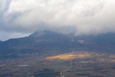Gynk, Bolu 'nun büyüleyici bölge; Anadolu' nun eski evleri, yeşil doğası, kaplıcaları ve lezzetli mutfağıyla ziyaretçilerin sıcaklığını hissetmesini sağlar..