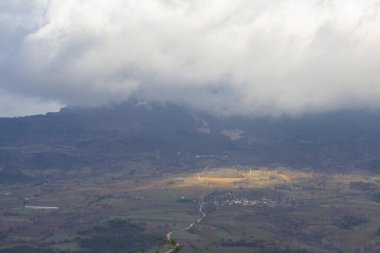Gynk, Bolu 'nun büyüleyici bölge; Anadolu' nun eski evleri, yeşil doğası, kaplıcaları ve lezzetli mutfağıyla ziyaretçilerin sıcaklığını hissetmesini sağlar..
