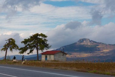 Gynk, Bolu 'nun büyüleyici bölge; Anadolu' nun eski evleri, yeşil doğası, kaplıcaları ve lezzetli mutfağıyla ziyaretçilerin sıcaklığını hissetmesini sağlar..