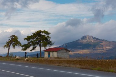 Gynk, Bolu 'nun büyüleyici bölge; Anadolu' nun eski evleri, yeşil doğası, kaplıcaları ve lezzetli mutfağıyla ziyaretçilerin sıcaklığını hissetmesini sağlar..