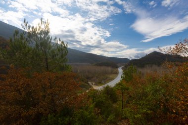 Gynk, Bolu 'nun büyüleyici bölge; Anadolu' nun eski evleri, yeşil doğası, kaplıcaları ve lezzetli mutfağıyla ziyaretçilerin sıcaklığını hissetmesini sağlar..