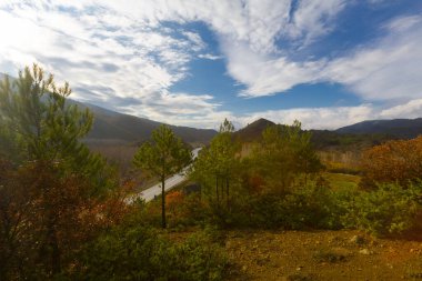 Gynk, Bolu 'nun büyüleyici bölge; Anadolu' nun eski evleri, yeşil doğası, kaplıcaları ve lezzetli mutfağıyla ziyaretçilerin sıcaklığını hissetmesini sağlar..