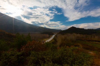 Gynk, Bolu 'nun büyüleyici bölge; Anadolu' nun eski evleri, yeşil doğası, kaplıcaları ve lezzetli mutfağıyla ziyaretçilerin sıcaklığını hissetmesini sağlar..