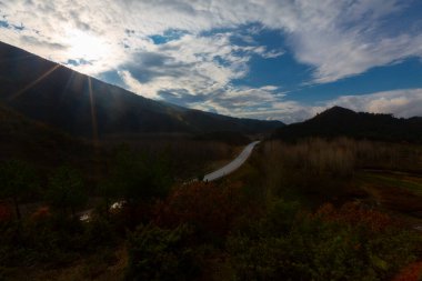 Gynk, Bolu 'nun büyüleyici bölge; Anadolu' nun eski evleri, yeşil doğası, kaplıcaları ve lezzetli mutfağıyla ziyaretçilerin sıcaklığını hissetmesini sağlar..