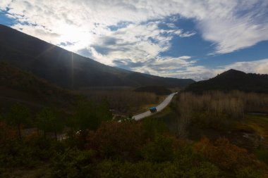 Gynk, Bolu 'nun büyüleyici bölge; Anadolu' nun eski evleri, yeşil doğası, kaplıcaları ve lezzetli mutfağıyla ziyaretçilerin sıcaklığını hissetmesini sağlar..