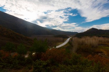 Gynk, Bolu 'nun büyüleyici bölge; Anadolu' nun eski evleri, yeşil doğası, kaplıcaları ve lezzetli mutfağıyla ziyaretçilerin sıcaklığını hissetmesini sağlar..