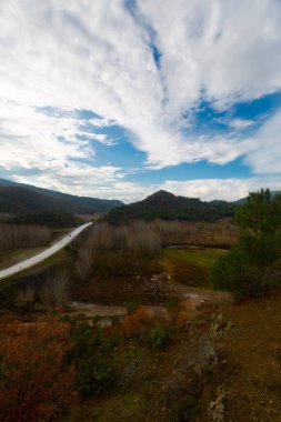Gynk, Bolu 'nun büyüleyici bölge; Anadolu' nun eski evleri, yeşil doğası, kaplıcaları ve lezzetli mutfağıyla ziyaretçilerin sıcaklığını hissetmesini sağlar..