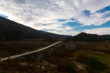Gynk, Bolu 'nun büyüleyici bölge; Anadolu' nun eski evleri, yeşil doğası, kaplıcaları ve lezzetli mutfağıyla ziyaretçilerin sıcaklığını hissetmesini sağlar..