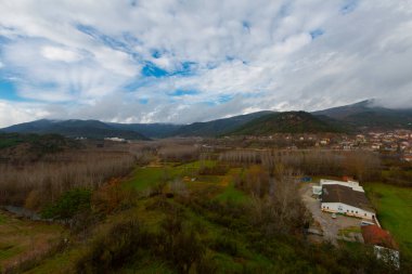 Gynk, Bolu 'nun büyüleyici bölge; Anadolu' nun eski evleri, yeşil doğası, kaplıcaları ve lezzetli mutfağıyla ziyaretçilerin sıcaklığını hissetmesini sağlar..