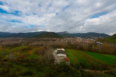 Gynk, Bolu 'nun büyüleyici bölge; Anadolu' nun eski evleri, yeşil doğası, kaplıcaları ve lezzetli mutfağıyla ziyaretçilerin sıcaklığını hissetmesini sağlar..