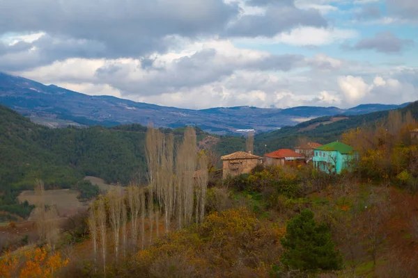 Gynk, Bolu 'nun büyüleyici bölge; Anadolu' nun eski evleri, yeşil doğası, kaplıcaları ve lezzetli mutfağıyla ziyaretçilerin sıcaklığını hissetmesini sağlar..