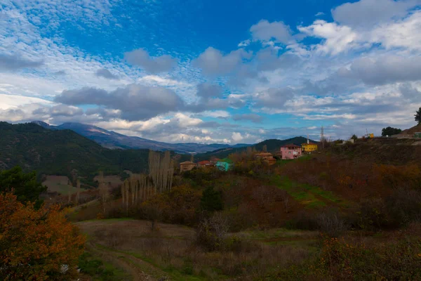 Gynk, Bolu 'nun büyüleyici bölge; Anadolu' nun eski evleri, yeşil doğası, kaplıcaları ve lezzetli mutfağıyla ziyaretçilerin sıcaklığını hissetmesini sağlar..