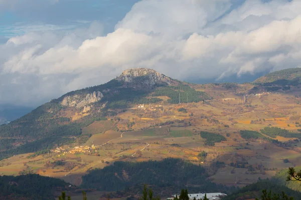 Gynk, Bolu 'nun büyüleyici bölge; Anadolu' nun eski evleri, yeşil doğası, kaplıcaları ve lezzetli mutfağıyla ziyaretçilerin sıcaklığını hissetmesini sağlar..