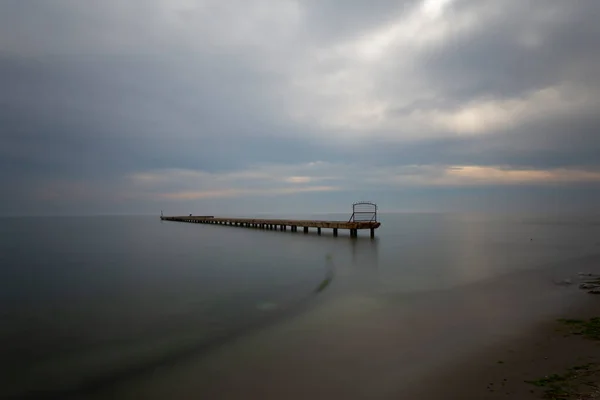 長時間露光技術で撮影した桟橋の写真 — ストック写真