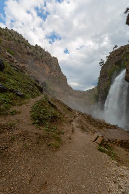 Kapuzba Şelalesi dünyadaki en önemli şelalelerden biridir. Dünyanın en yüksek ikinci şelalesidir..