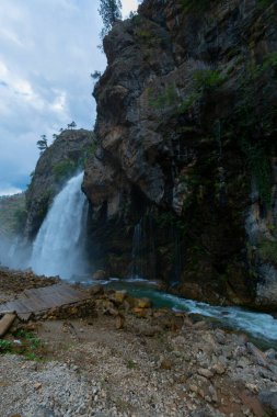 Kapuzba Şelalesi dünyadaki en önemli şelalelerden biridir. Dünyanın en yüksek ikinci şelalesidir..