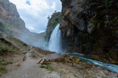 Kapuzba Şelalesi dünyadaki en önemli şelalelerden biridir. Dünyanın en yüksek ikinci şelalesidir..