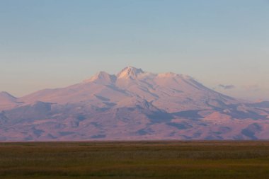 Erciyes Dağı, Orta Anadolu Bölgesi 'nde yer alan bir yanardağdır. Kayseri 'nin 25 km güneybatısındaki Sultansazl ovalardan yükselen devasa bir stratovolcano..
