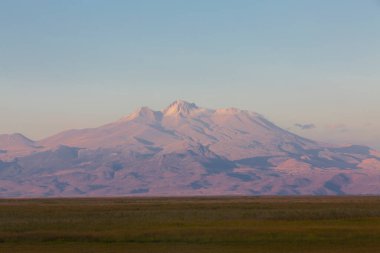 Erciyes Dağı, Orta Anadolu Bölgesi 'nde yer alan bir yanardağdır. Kayseri 'nin 25 km güneybatısındaki Sultansazl ovalardan yükselen devasa bir stratovolcano..