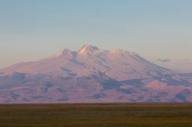 Erciyes Dağı, Orta Anadolu Bölgesi 'nde yer alan bir yanardağdır. Kayseri 'nin 25 km güneybatısındaki Sultansazl ovalardan yükselen devasa bir stratovolcano..