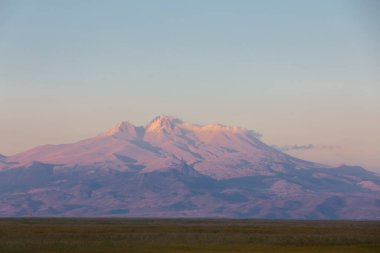 Erciyes Dağı, Orta Anadolu Bölgesi 'nde yer alan bir yanardağdır. Kayseri 'nin 25 km güneybatısındaki Sultansazl ovalardan yükselen devasa bir stratovolcano..