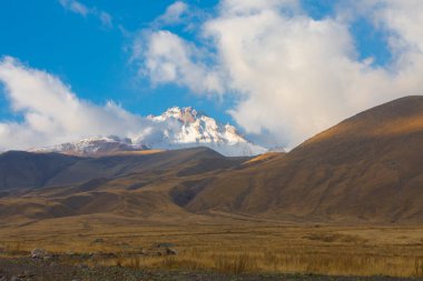 Erciyes Dağı, Orta Anadolu Bölgesi 'nde yer alan bir yanardağdır. Kayseri 'nin 25 km güneybatısındaki Sultansazl ovalardan yükselen devasa bir stratovolcano..