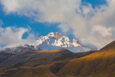Erciyes Dağı, Orta Anadolu Bölgesi 'nde yer alan bir yanardağdır. Kayseri 'nin 25 km güneybatısındaki Sultansazl ovalardan yükselen devasa bir stratovolcano..