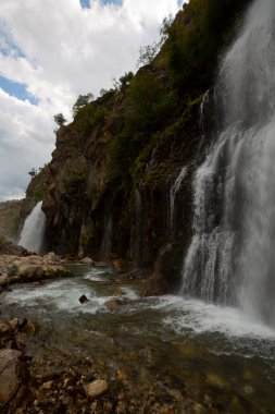 Dünyanın en yüksek ikinci şelalesi olan Kapuzbasi şelalesi büyüleyicidir..