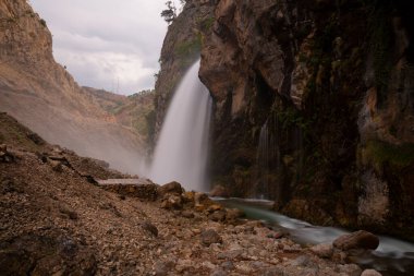 Dünyanın en yüksek ikinci şelalesi olan Kapuzbasi şelalesi büyüleyicidir..
