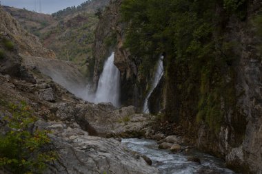 Dünyanın en yüksek ikinci şelalesi olan Kapuzbasi şelalesi büyüleyicidir..