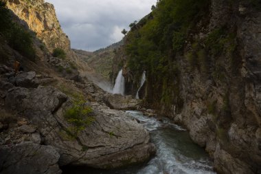 Dünyanın en yüksek ikinci şelalesi olan Kapuzbasi şelalesi büyüleyicidir..
