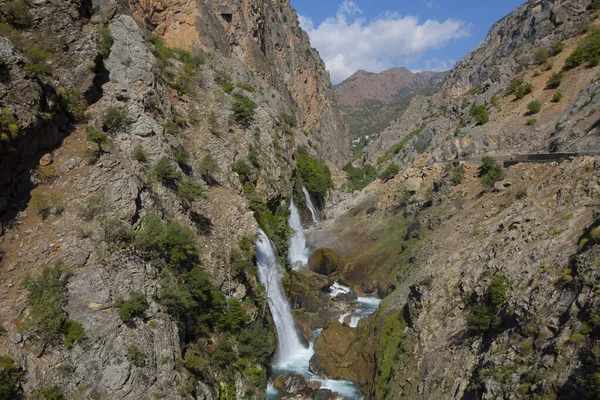 Dünyanın en yüksek ikinci şelalesi olan Kapuzbasi şelalesi büyüleyicidir..